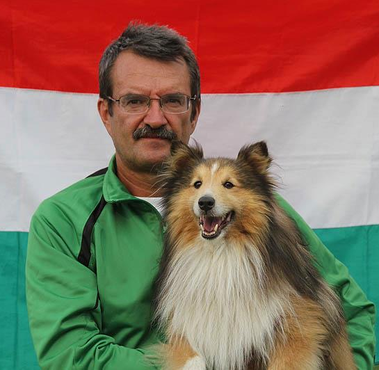 Pirity Árpád és kutyáka egy verseny után.>
                </div>
                <div class=